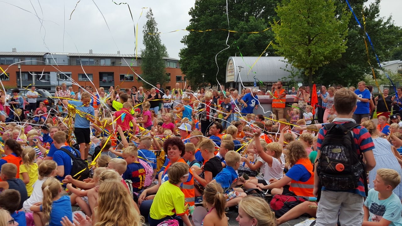 50 jaar Speelland in optocht naar het Mandehofplein Noordwolde fr