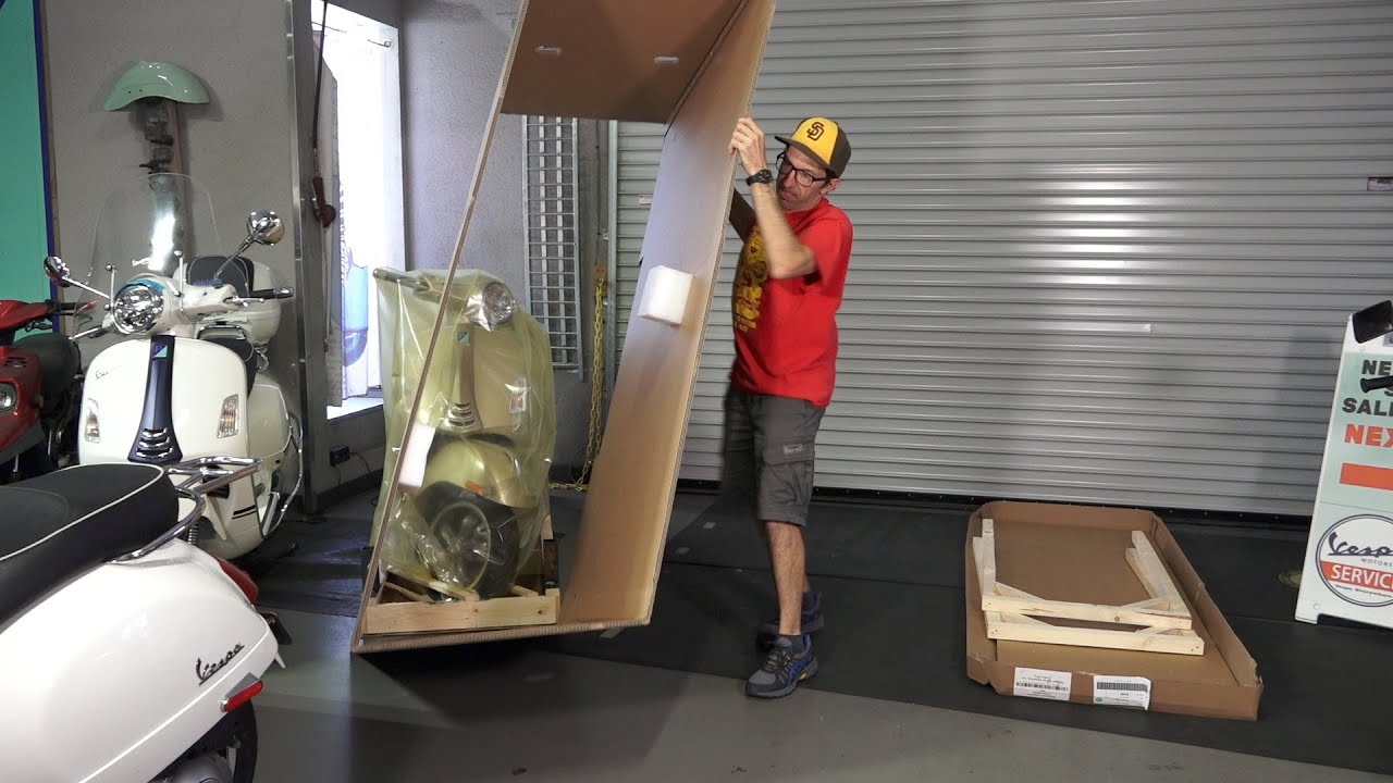 Unboxing the New 2021 75th Anniversary Vespa GTS | Giallo Settantacinquesimo (Yellow 75th)