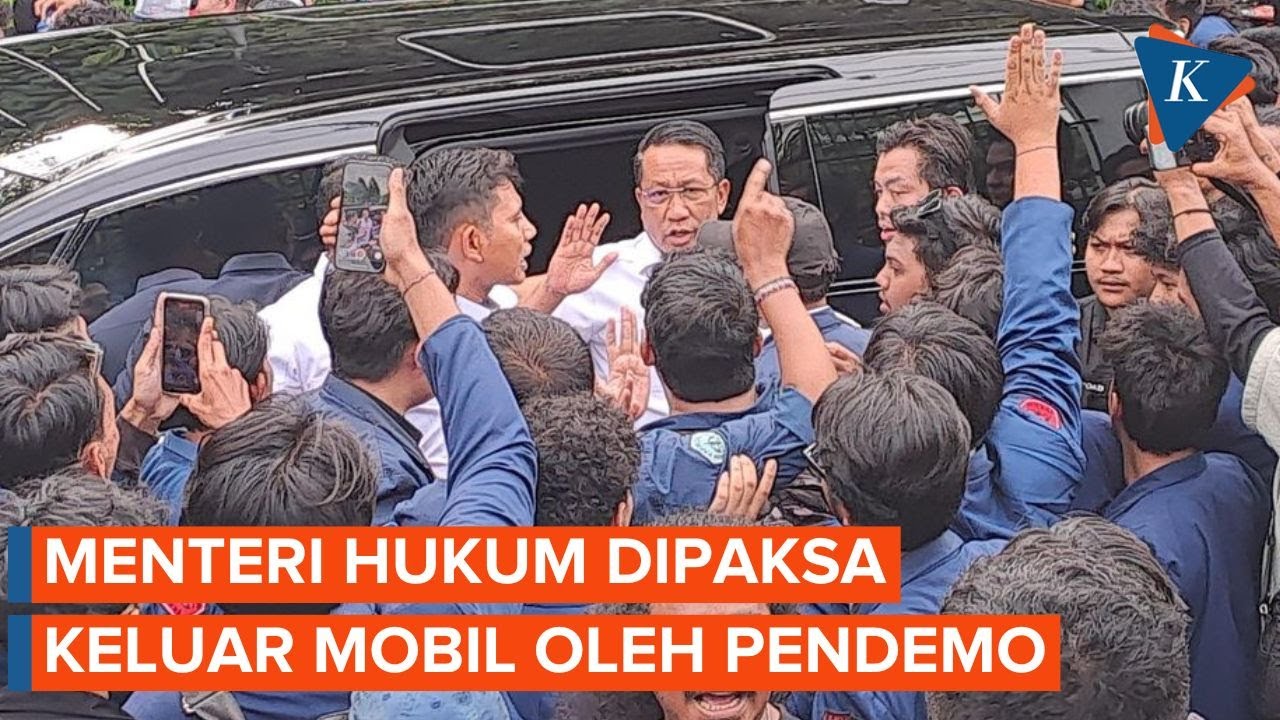 Momen Menteri Hukum Dipaksa Keluar Mobil oleh Massa Tolak RUU TNI di Gedung DPR