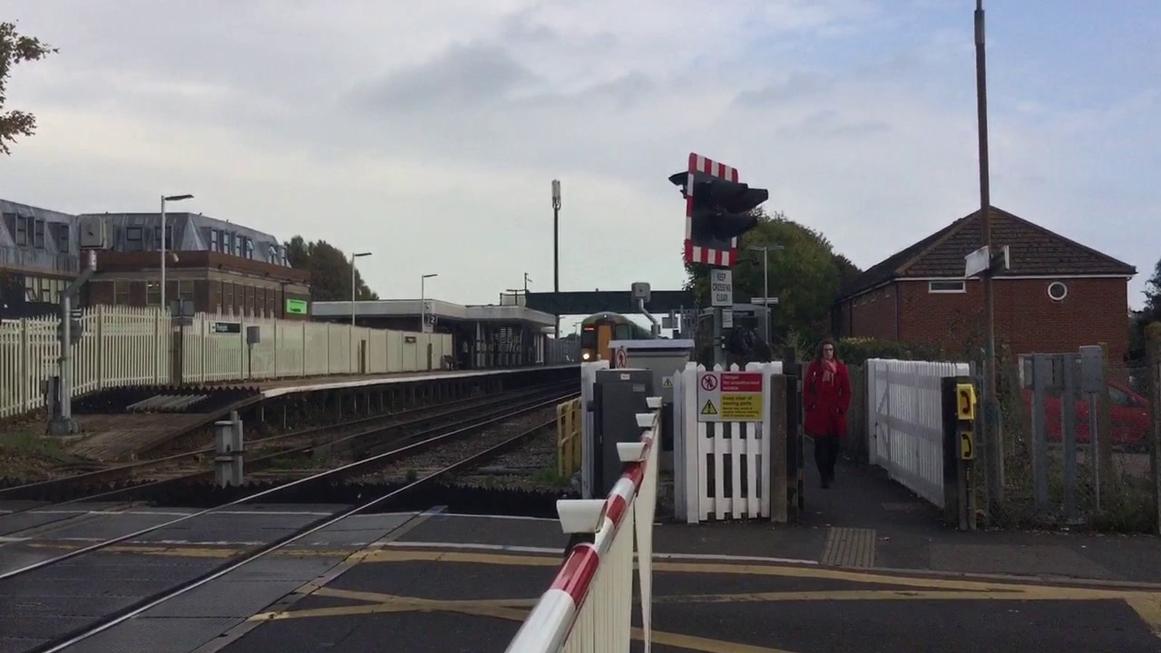 Polegate Station Level Crossing (E.Sussex) Tuesday 25.10.2016