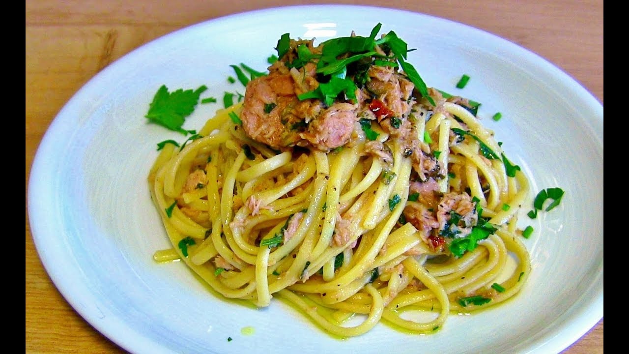 Spaghetti mit Thunfischsauce-Pasta mit Thunfisch Soße-Spaghetti al tonno in bianco