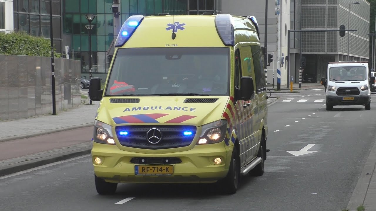 Politie & verschillende Ambulances met spoed naar en van verschillende meldingen