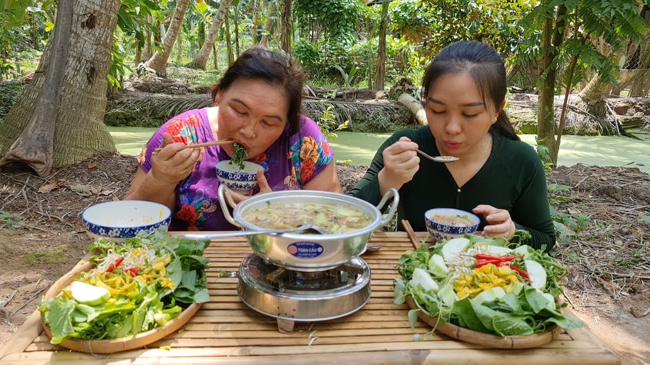 Ra Vườn Hái Mớ Rau Mẹ Nấu Nồi Cháo Cua Đồng Ngon Hết Sẩy | Bếp Quê Mẹ Nấu T35