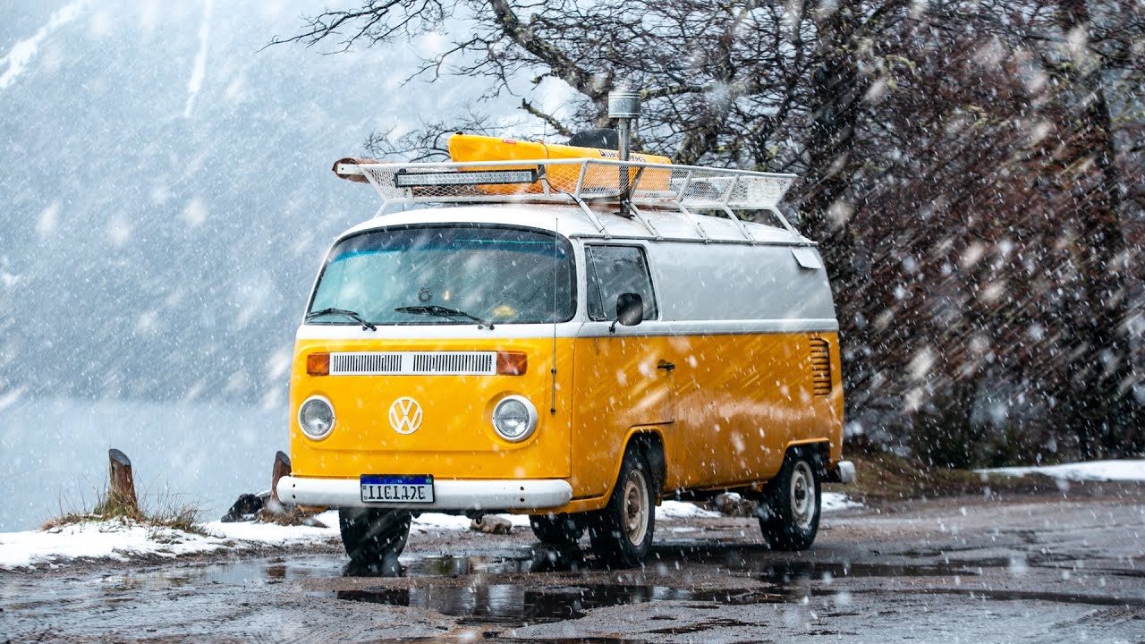 Кемпинг в снегу с классическим фургоном VW