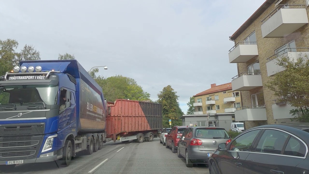 Lastbil med sl&auml;p backar p&aring; Fredriksdalsgatan i G&ouml;teborg.