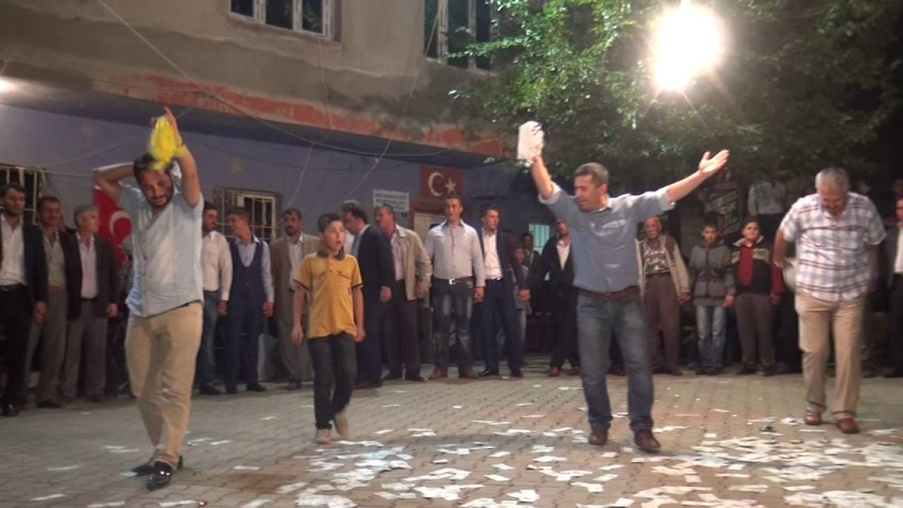 Eskişarkaya Köyü (Mustafa Yıkıcı ve Tevfik Özdemir Köroğlu oyunu)