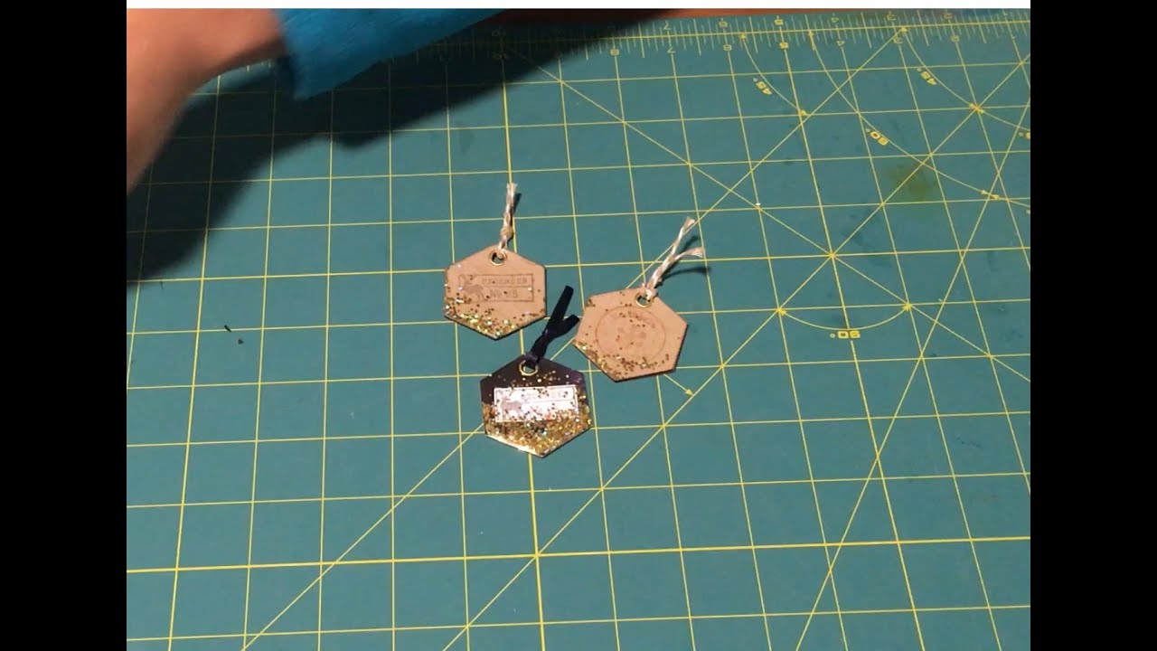 Tuto embellissement scrapbooking étiquette shaker recyclage rouleaux papier toilette thème noël 🤶