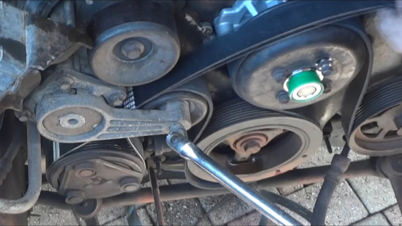 Cómo instalar una nueva correa de accesorios en un Ford F 150 fabricado entre 1997 2004