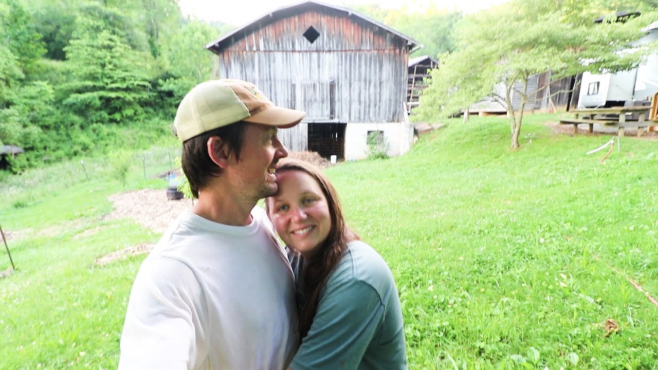 Young HOMESTEADERS Living DREAM LIFE on a Country Farm - milk cow, garden, goats and 5 kids...