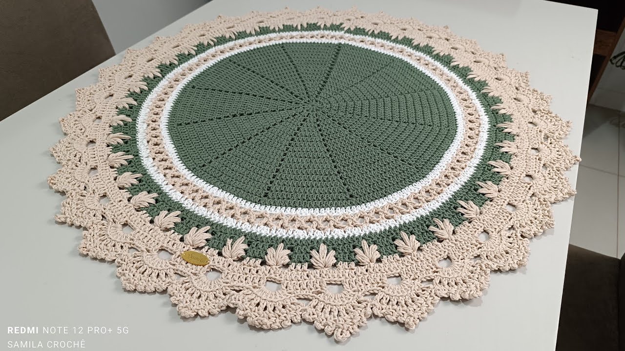 TAPETE OU CENTRO DE MESA FOLHA EM CROCHÊ