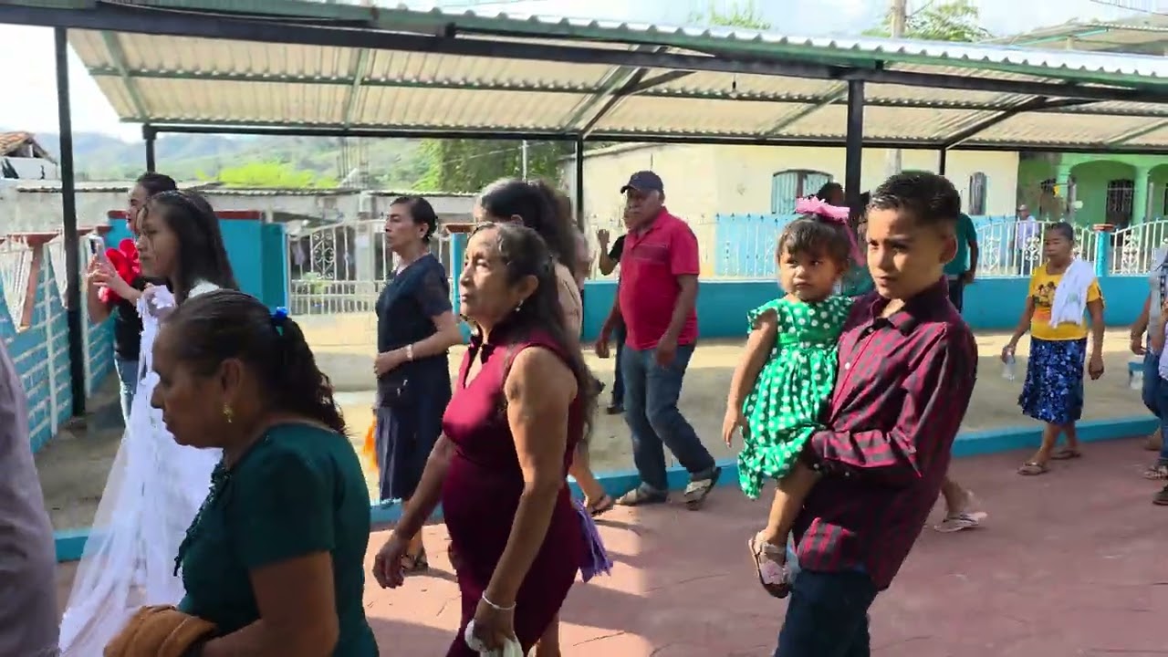 Cuando los novios llegan a la iglesia para unir sus vidas. CHAUTIPA 