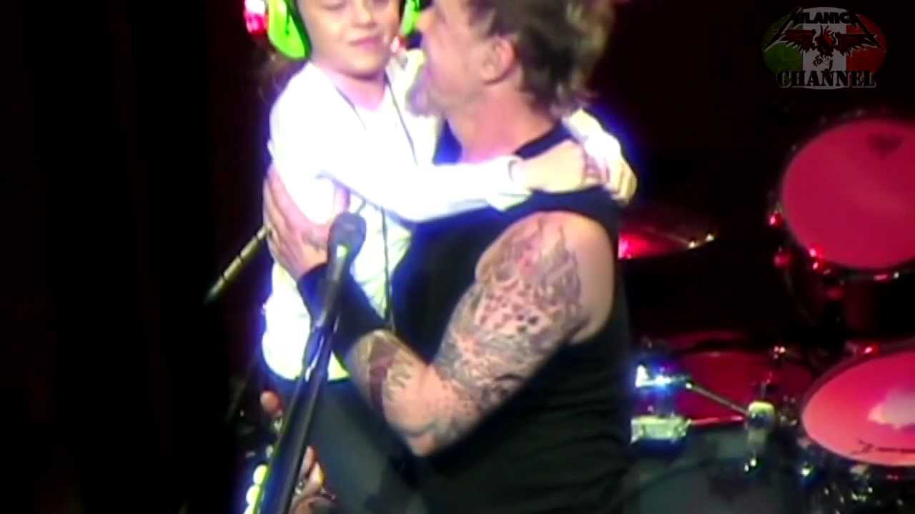 Metallica - James celebrates Marcella's birthday and they play with ball - 2009