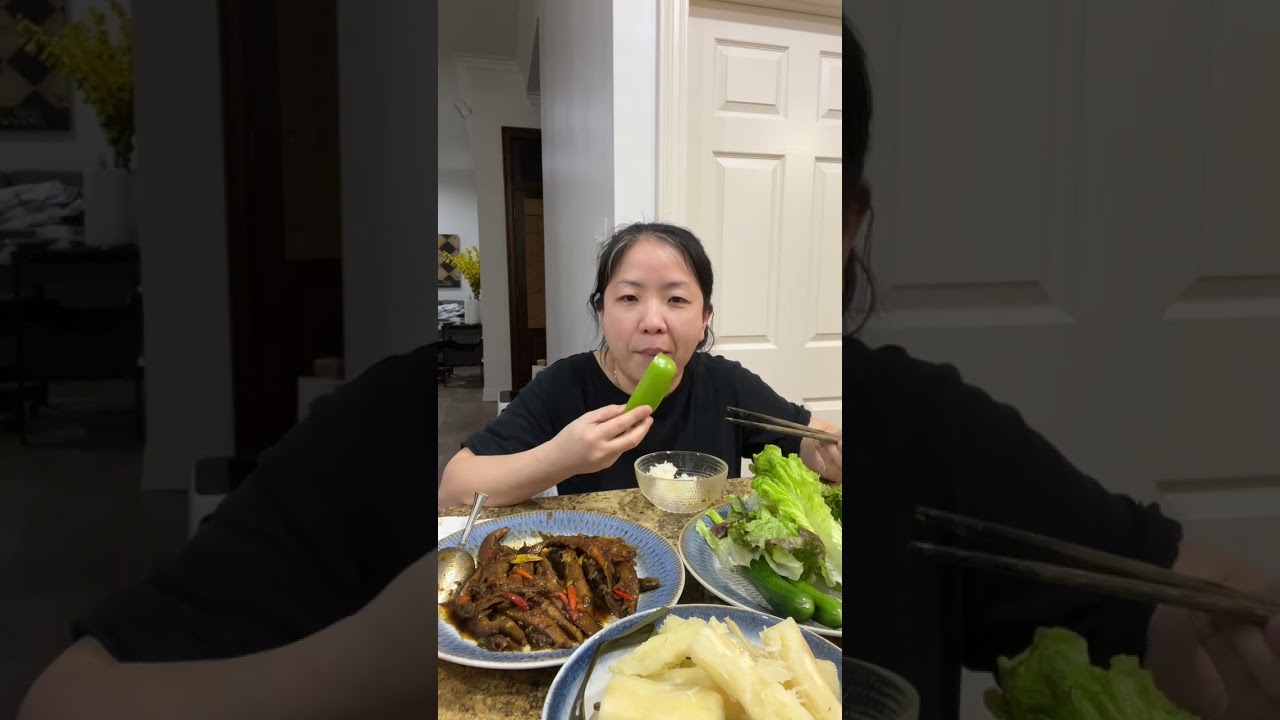 Em mời cả nhà ăn cơm cá kho với rau sống  và khoai mì luộc cùng với em nhe 