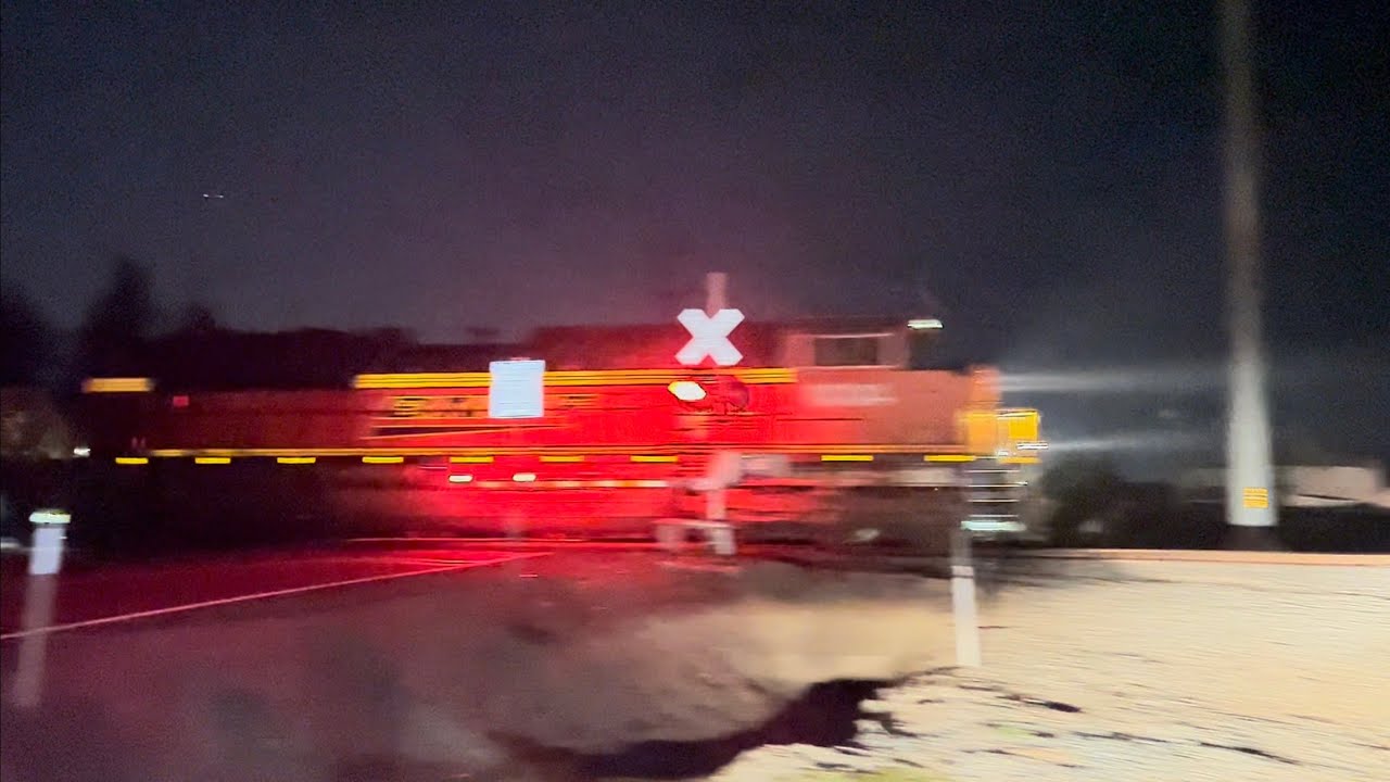 BNSF 9094 leading a manifest through Elk Grove
