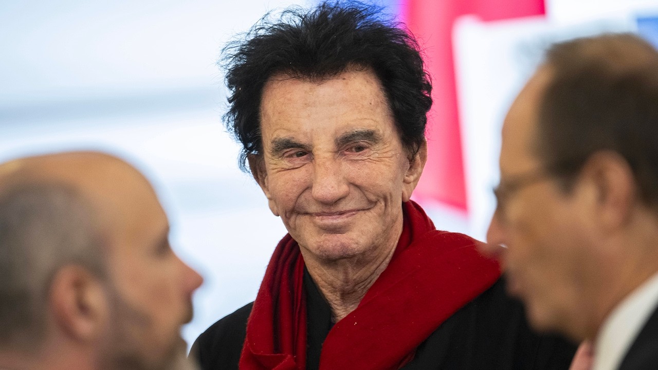 D&eacute;mission de Jack Lang  que repr&eacute;sente la chute de l&rsquo;ancien ministre de la Culture