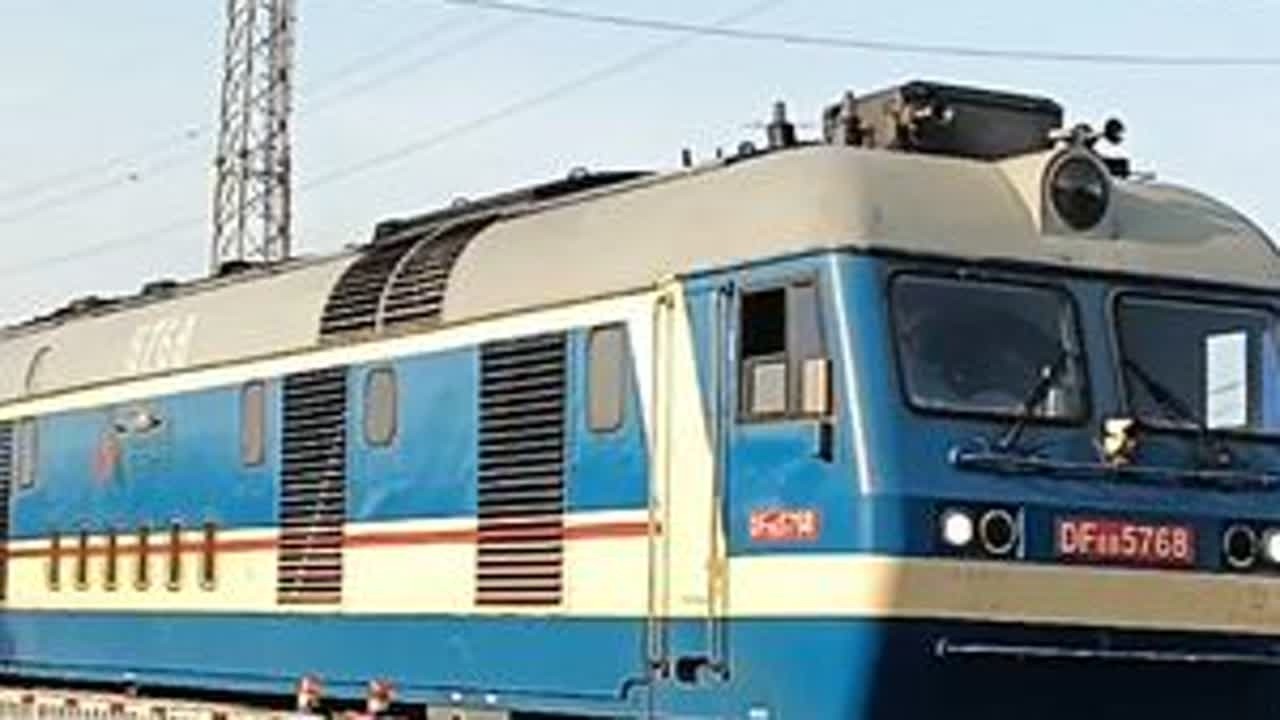 寿北支线北三环道口拍车 【2024.05.01五一劳动节拍车】山东高速DF8B5768牵引货列通过益羊铁路寿北支线北三环道口 感谢司机的友好鸣笛！#铁路摄影 #火车 #DF8B #益羊铁路 #内...