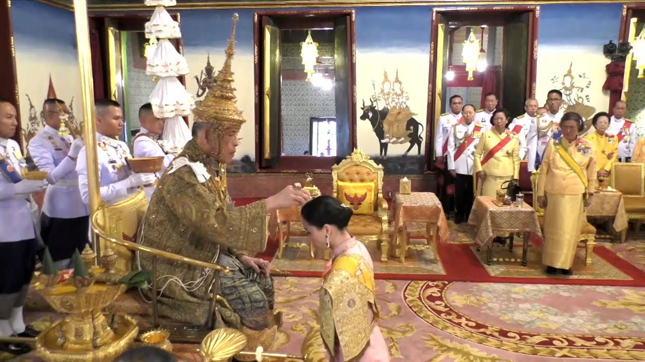 พระบาทสมเด็จพระเจ้าอยู่หัว ทรงสถาปนาสมเด็จพระนางเจ้าพระบรมราชินี
