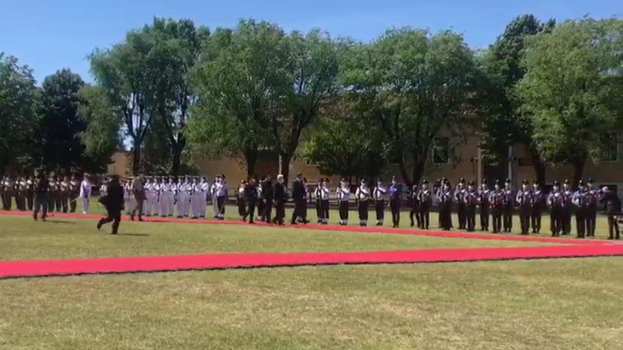 Mattarella e Pahor passano in rassegna i reparti alla caserma di Opicina