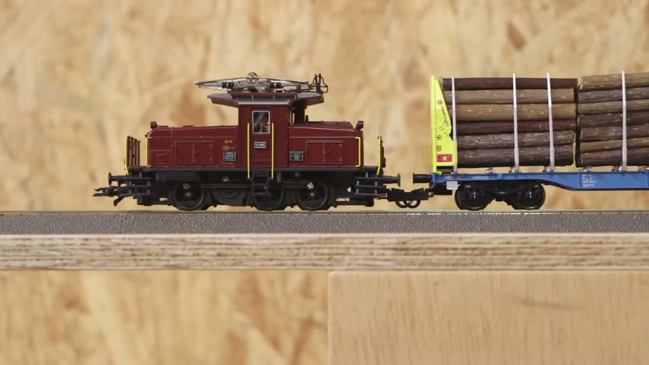 SBB Ee 3/3 mit Holzzug