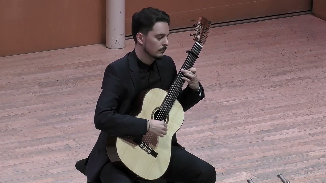 Fantasia P.71 by John Dowland, performed by Valentin Danisevicius