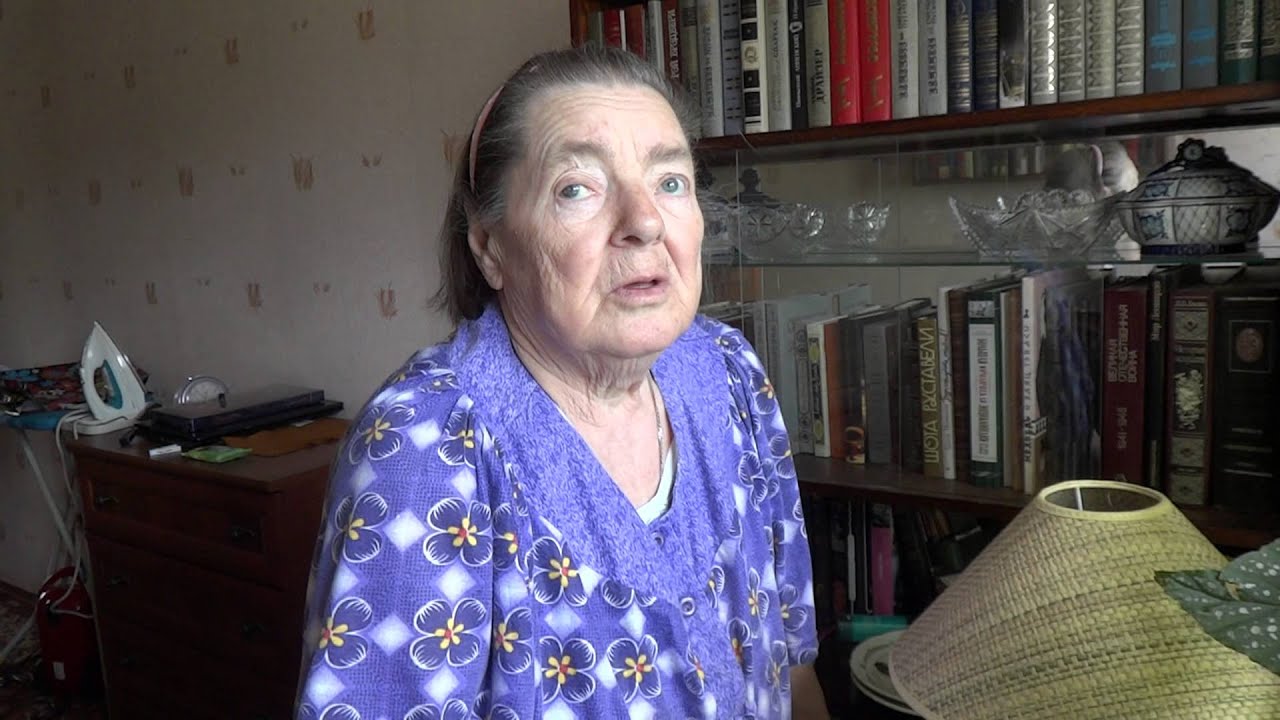 Баба Зоя, живет в доме напротив сгоревшей поликлиники