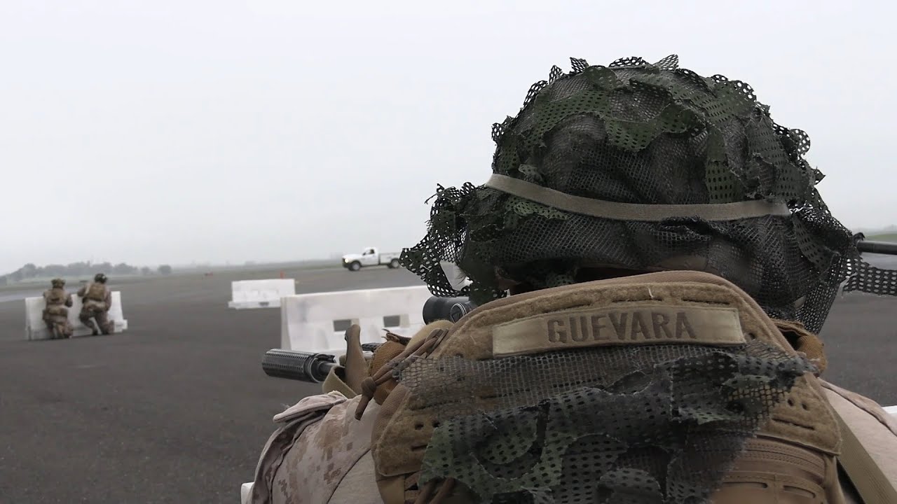 Учения по огневой поддержке с морскими пехотинцами роты «Апачи» 5-го полка морской пехоты