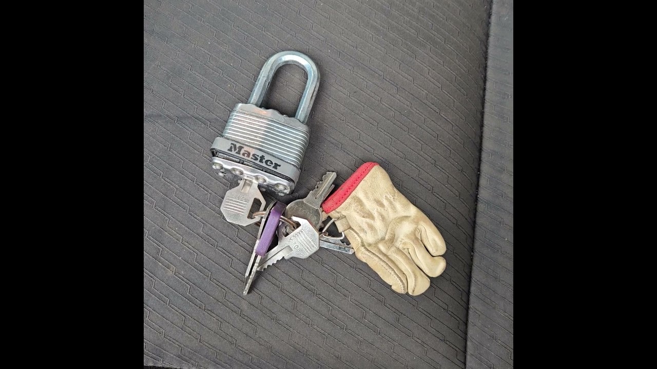 lost Keys. Knickerbocker Rd and greenpond road. with gloves key chain.
