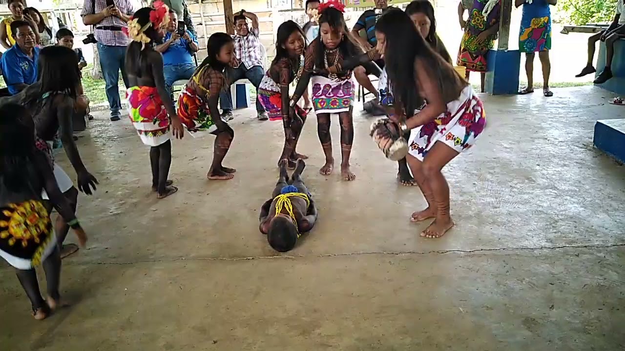 Danza del angoso interpretada por las niñas de la comunidad de Pijibasal. 