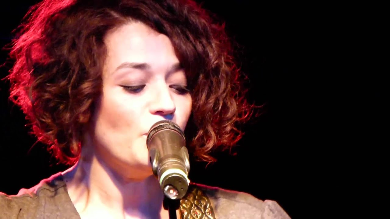 Carmen Consoli - Mandaci Una Cartolina [HD]