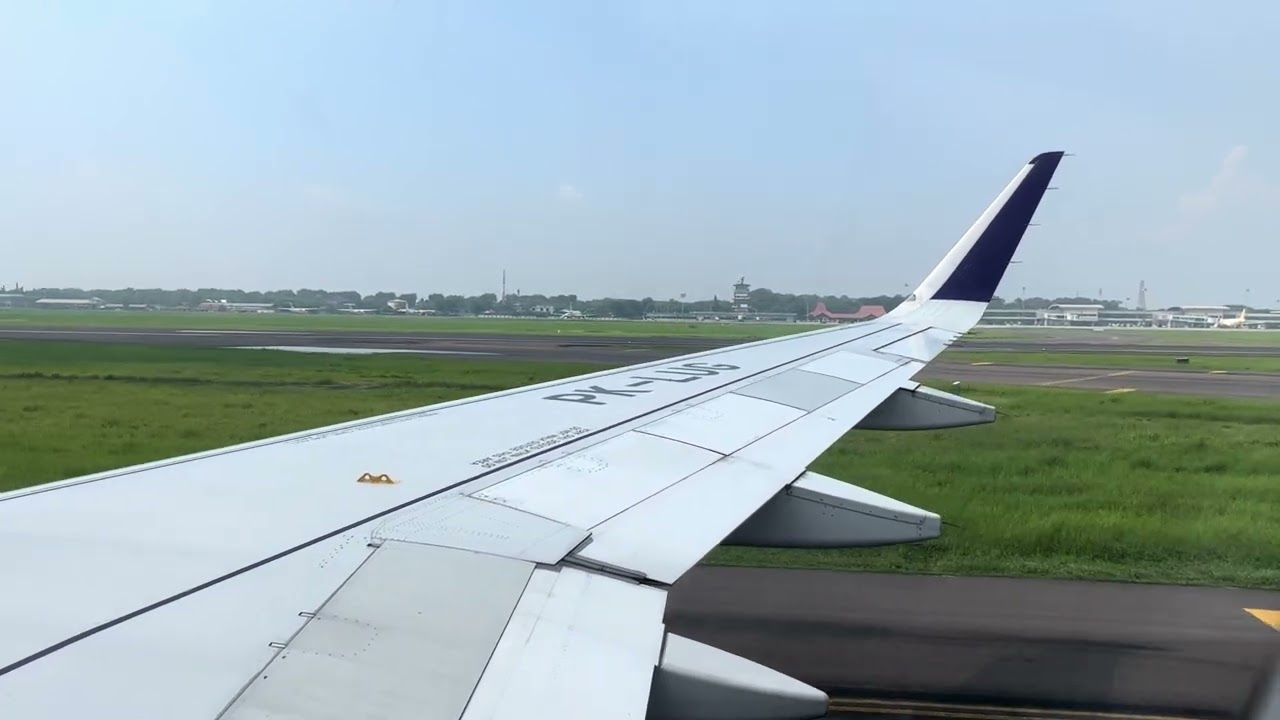 (SINGLE ENGINE TAXI) Batik Air A320 PK-LUG Landing at Juanda Airport, Surabaya (SUB/WARR)