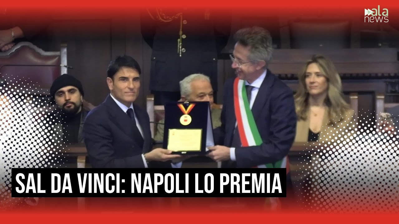 Sal Da Vinci riceve la medaglia della città di Napoli