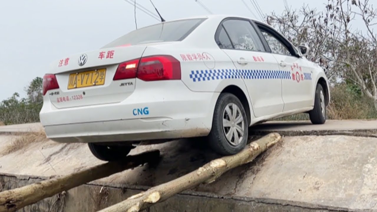 The Difference Between A Novice And An Experienced Driver When Meeting Another Car On A Narrow Road.