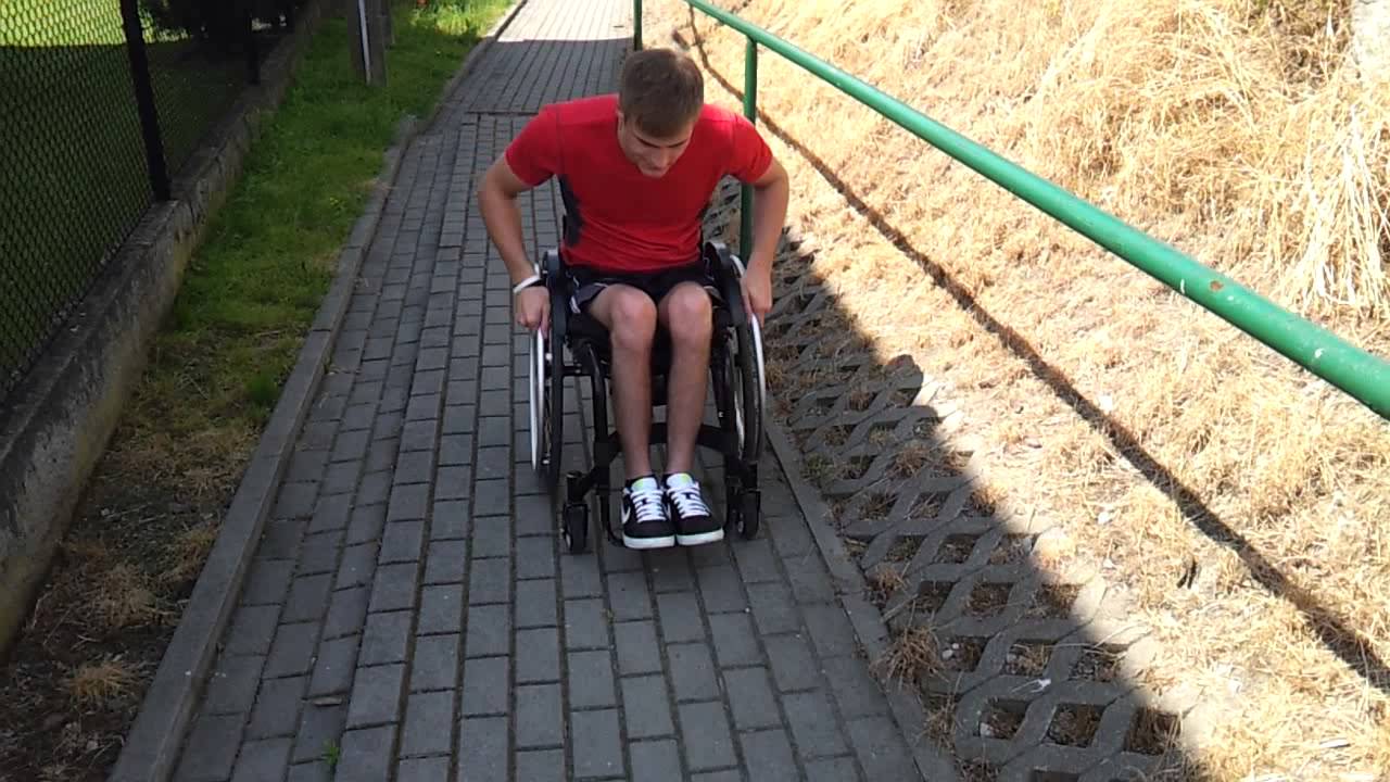 Jazda po schodach na wózku inwalidzkim 3.1