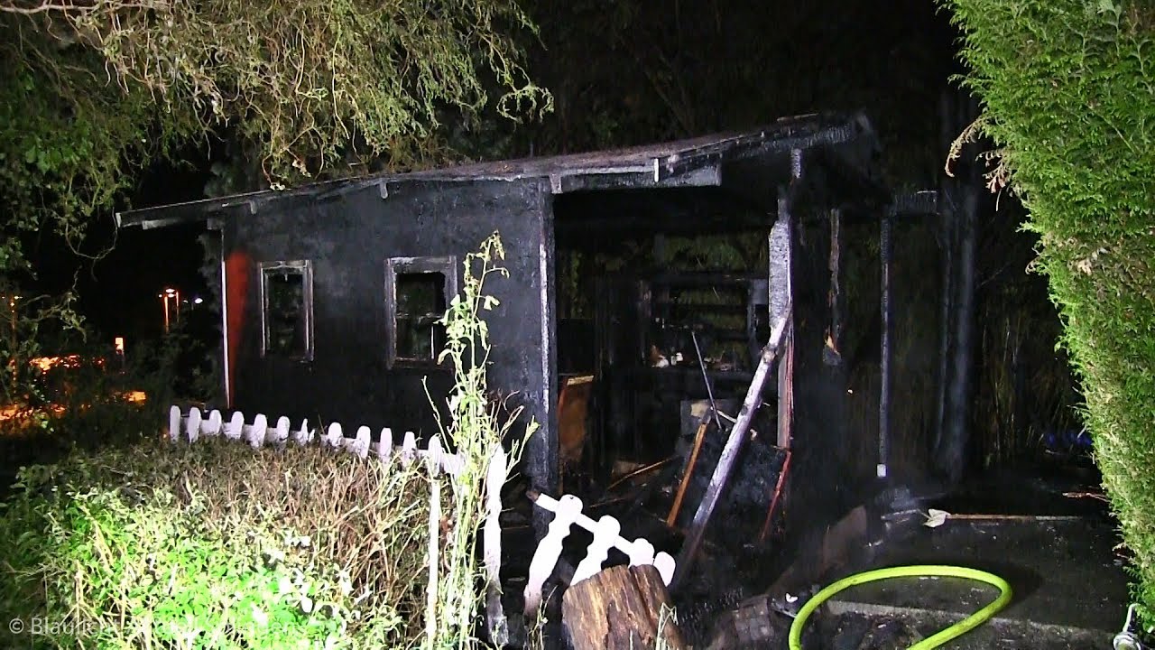 [GARTENLAUBE BRANNTE IN VOLLER AUSDEHNUNG] Feuerwehr Wuppertal und W&uuml;lfrath im Einsatz
