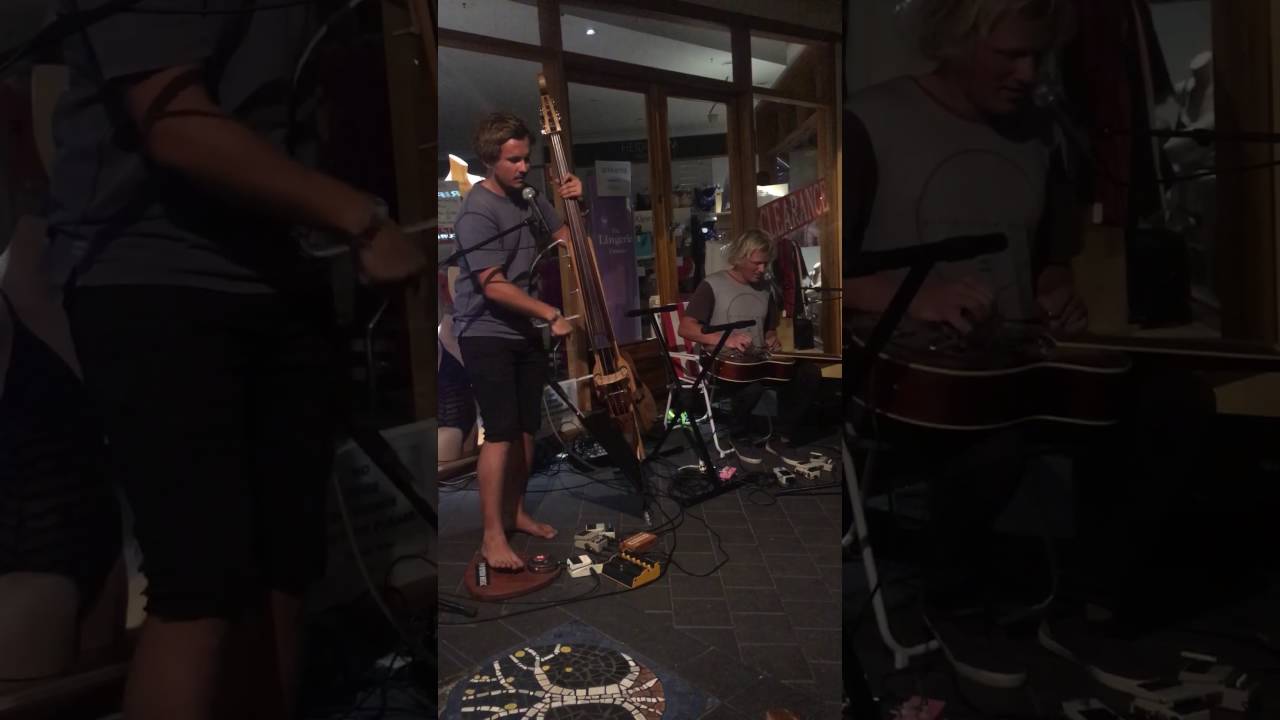 Byron Bay street music preforming