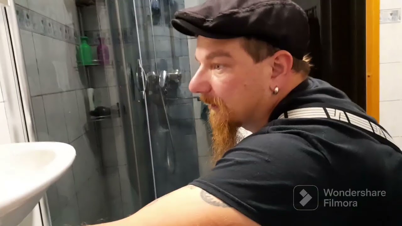 Pesuhuoneen laattasaumojen putsaus kotikonstein.