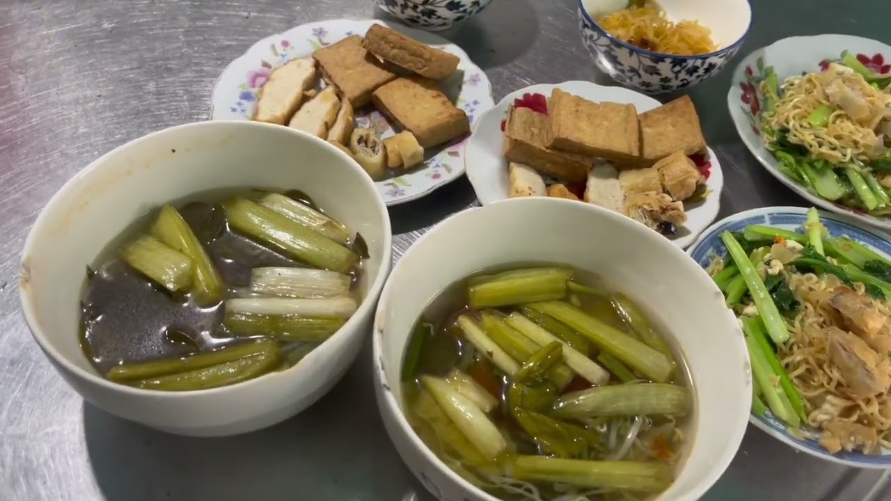 Bữa nay mùng một Cung món chai gia đình mình ăn chai