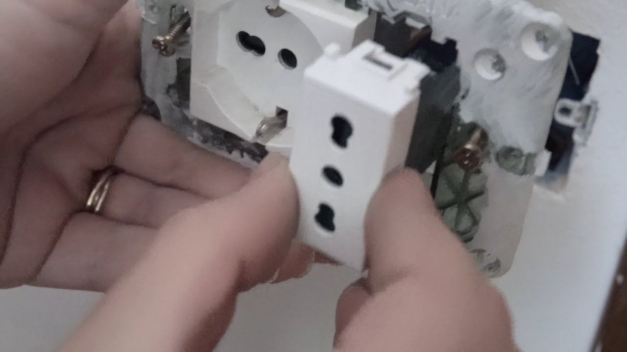 Come aggiungere una presa elettrica a muro. Come sdoppiare una presa elettrica.