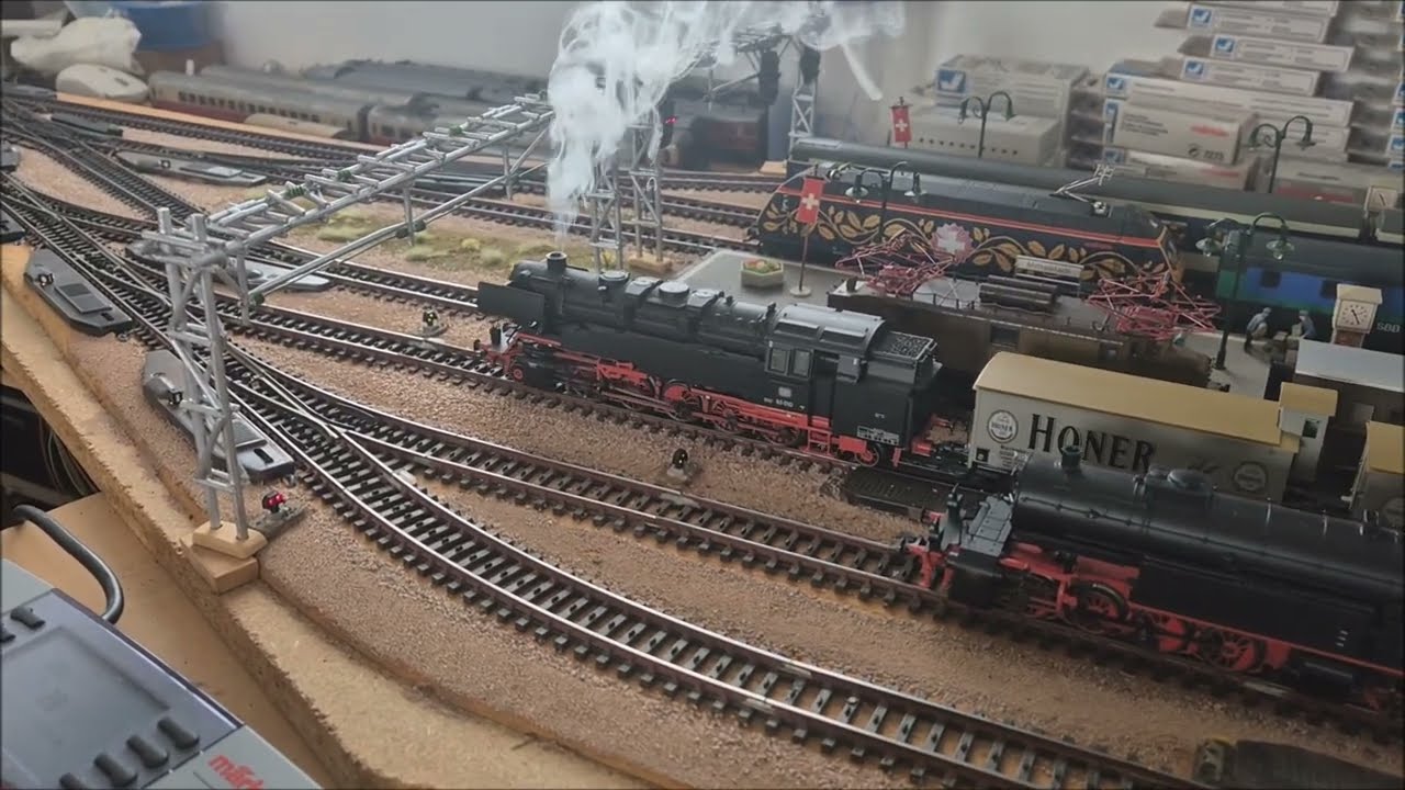 BR85 mit Dampf auf die Anlage