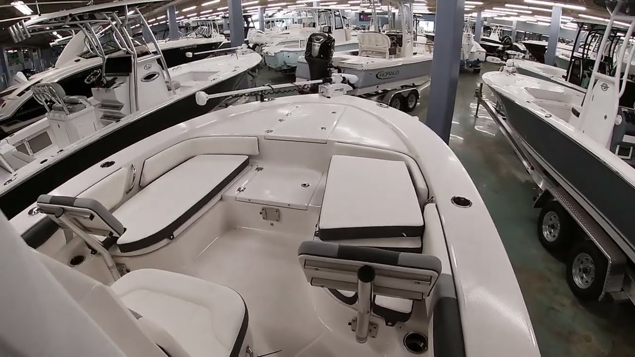 2023 Robalo 246 Cayman