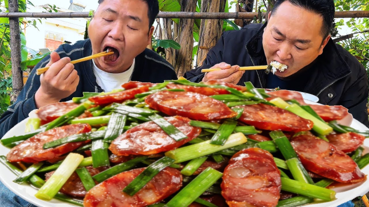 摘點蒜苗，二弟做“蒜苗炒臘腸”，鮮香下飯大口吃真爽【鐵鍋視頻】