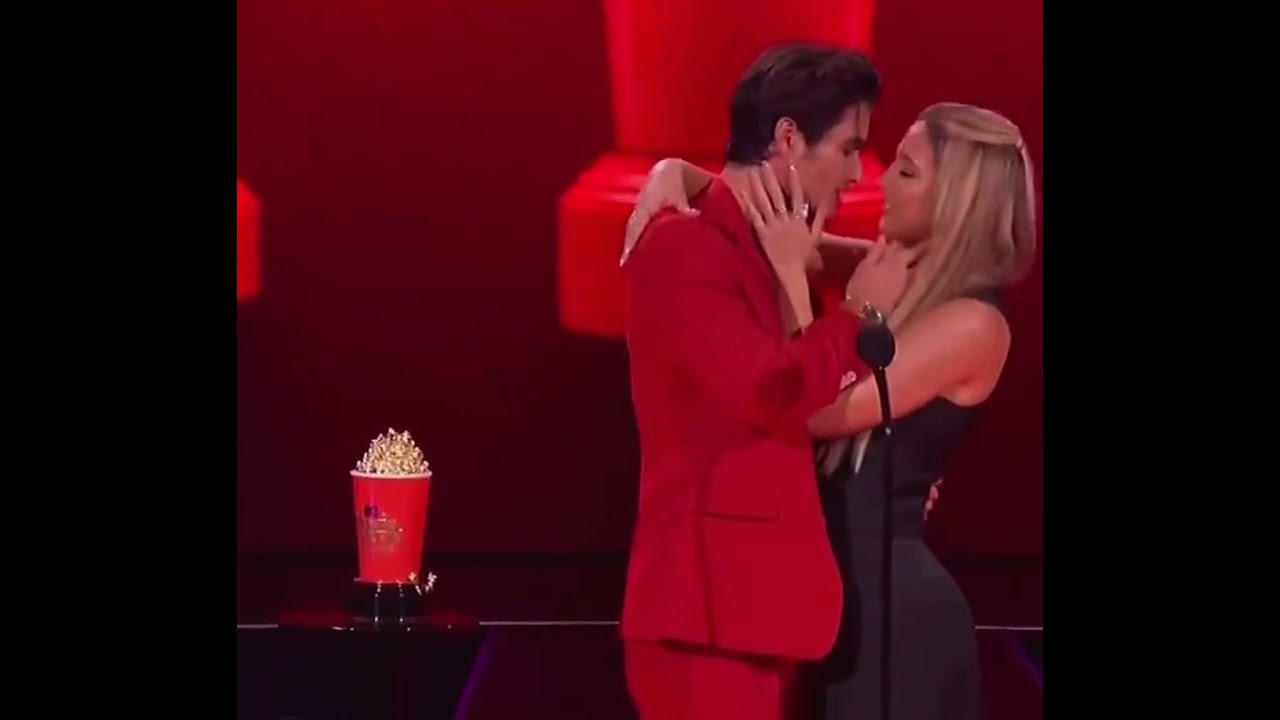 Madelyn Cline & Chase Stokes kisses and wins the Best Kiss MTV Award.