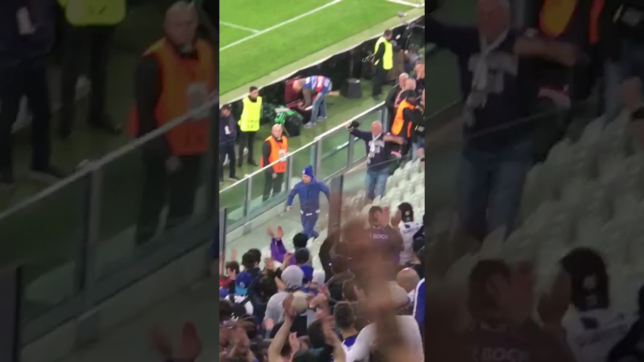 Troca de cachecois entre adeptos do FC Porto e da Juventus