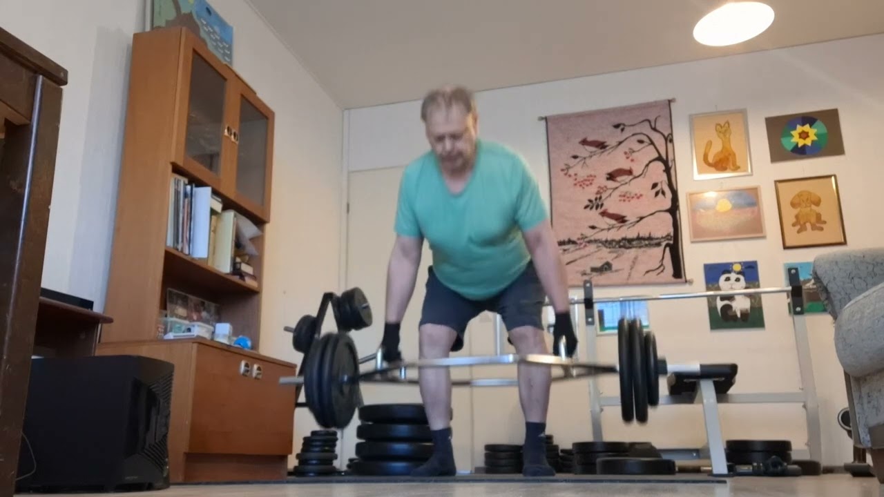 @ 117 kiloa 7 toistoa/sarja maastavetoa hex bar tangolla kotona 