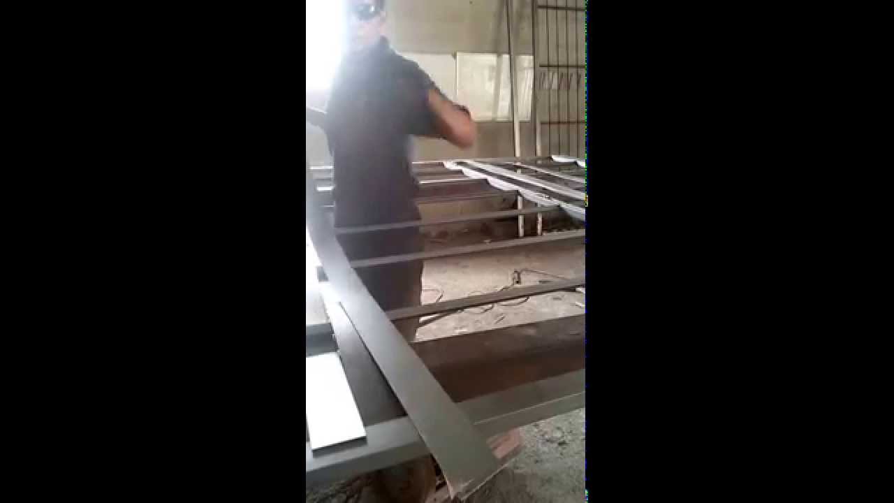 Montagem de portao trançado