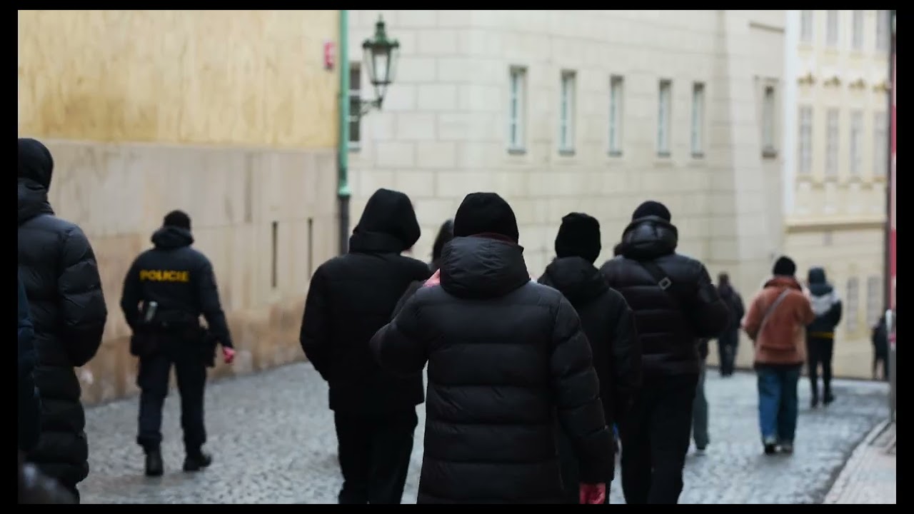 Walzer der gebrochenen Grenzen​Die Musik stieg empor, goldner Glanz füllte tanzend den Saal,Ein Jahr