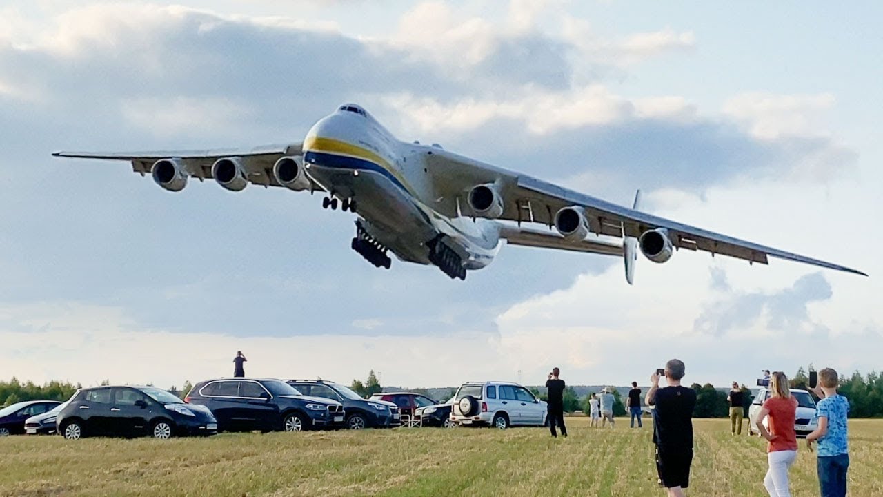 Extrémní přiblížení a přistání největšího Antonovu An-225 Mrija a Antonovu An-70