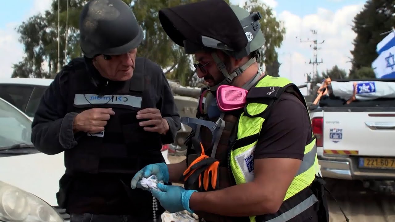 מתרוצצים בין מכוניות, מחפשים ומחלצים גופות: עבודת הקודש של אנשי זק"א