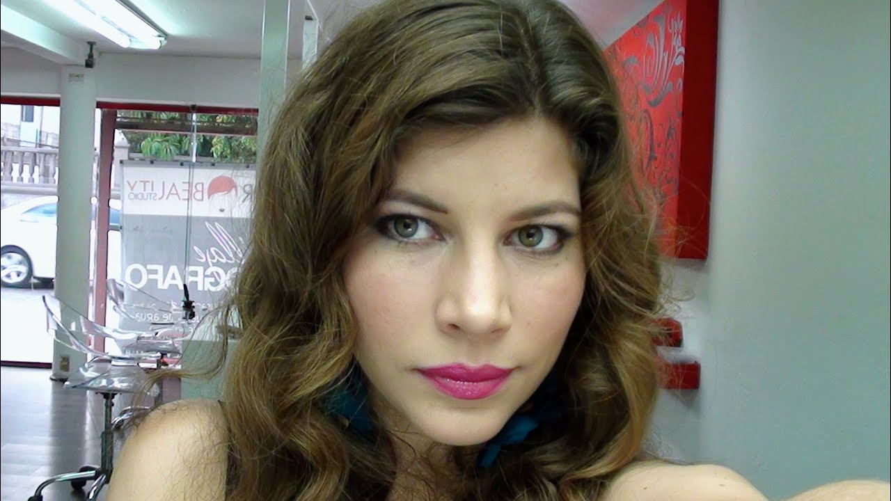 MAQUILLAJE CON BRILLOS Y LABIOS FUSCHIA