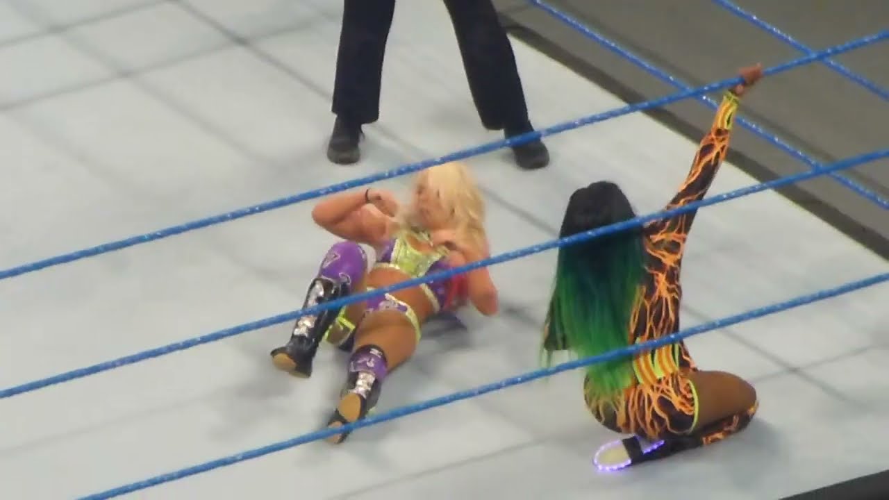 Alexa Bliss vs Naomi at WWE SmackDown LIVE